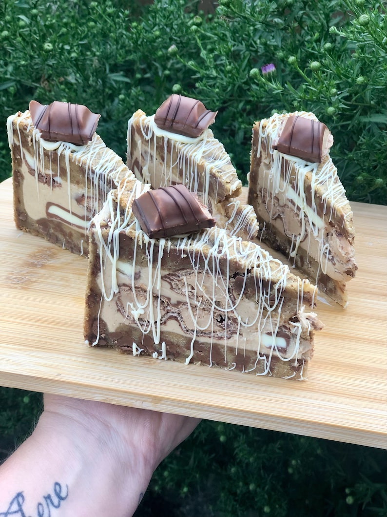 Kinder Bueno Cookie Pie Slices
